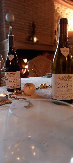 table de fête avec bouteille de vin du Domaine Gaston et Pierre RAVAUT