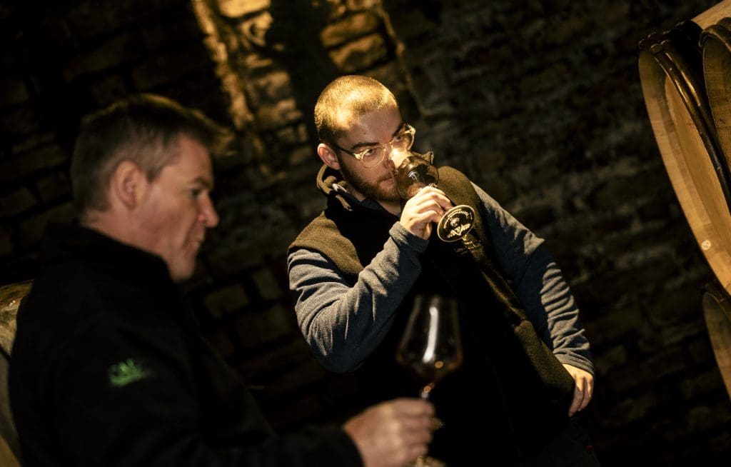Vincent RAVAUT et Jules RAVAUT dégustent dans la cave du domaine Gaston et Pierre RAVAUT